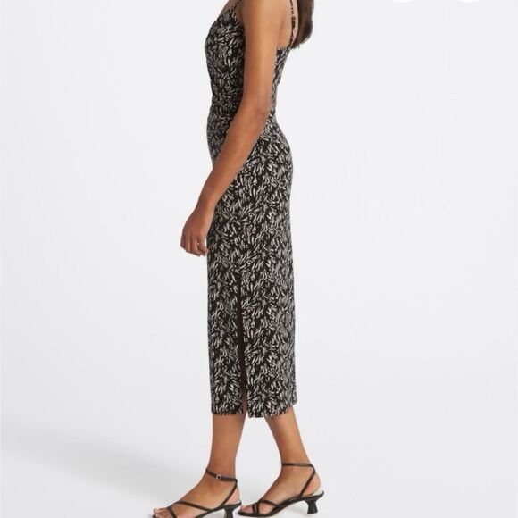 Elegant Black and Cream Patterned Dress - Picture 3 of 10